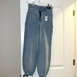 Womens Express Jogger High Rise Jeans. Size 2R. NWT